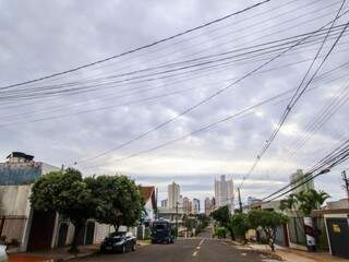 Céu começa a terça-feira com muitas nuvens em Campo Grande, dia tem previsão de temporais. (Foto: André Bittar)
