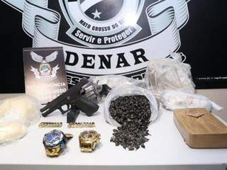 Arma, relófgios e drogas apreendidas durante segunda fase da operação (Foto: Kisie Ainoã)