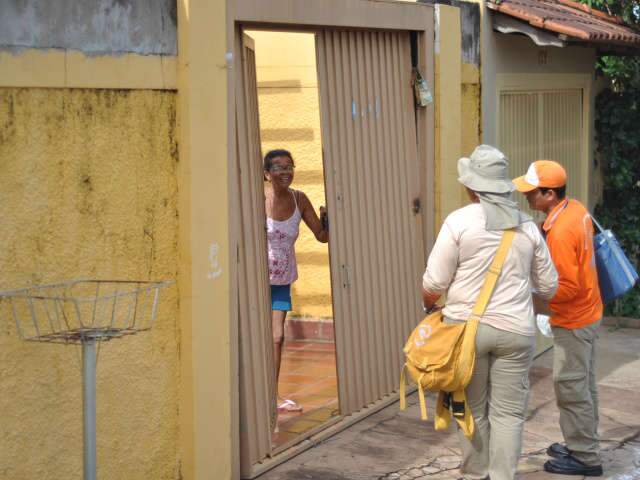  De porta em porta, agentes j&aacute; vacinaram 36% dos animais contra a raiva na Capital