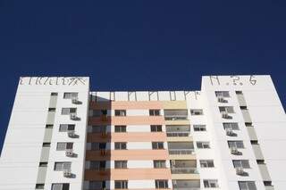 O condomínio, com 18 andares, foi pichado bem no topo (Foto: Marcos Ermínio)