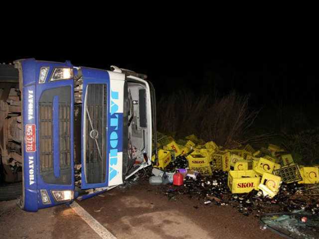  Carreta carregada de cerveja tomba na BR-163 em Pedro Gomes 