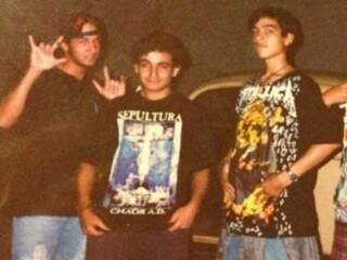 Alan Cesar, ao centro, com a camiseta do Sepultura, e os amigos do bairro que morava, o Conjunto União. Eles conversam até hoje. (Foto: Acervo Pessoal)
