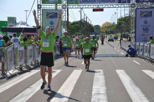 Com 2,4 mil competidores, corrida re&uacute;ne fam&iacute;lias na Afonso Pena