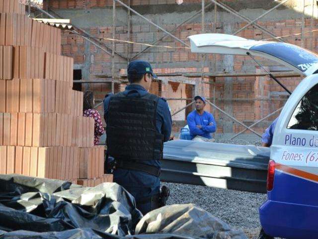 Flanelinha &eacute; morto com facada no cora&ccedil;&atilde;o em obra ao lado de igreja