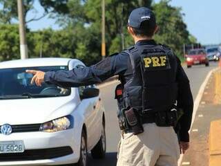 Policial rodoviário federal durante fiscalização em rodovia (Foto: Marina Pacheco)