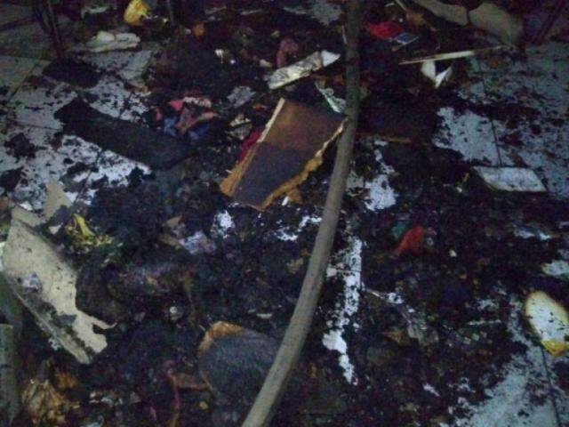 Jovem de 18 anos incendeia resid&ecirc;ncia e foge ap&oacute;s briga com o padrasto 