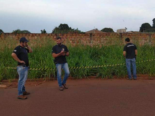 Homem n&atilde;o identificado &eacute; morto a golpes de faca e corpo jogado na rua
