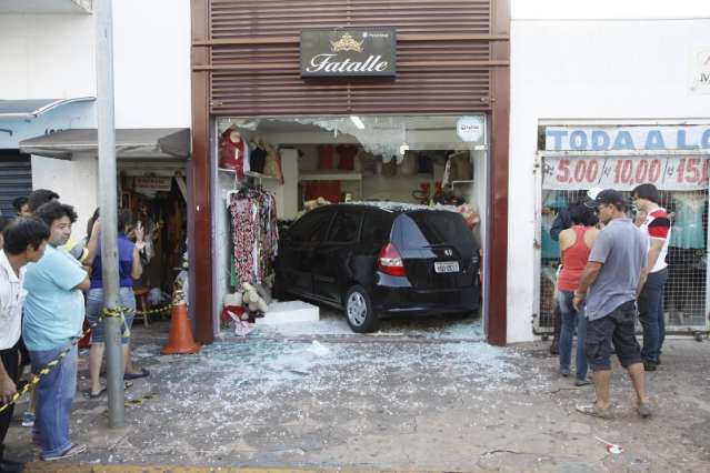 Motorista perde controle da dire&ccedil;&atilde;o e entra com carro em loja de roupas