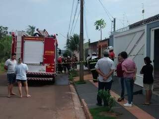 Vizinhos e Corpo de Bombeiros na frente da residência. (Foto: Simão Nogueira).