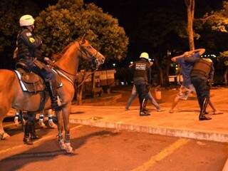 Com cavalos e helic&oacute;ptero, Pol&iacute;cia Militar aborda 243 e 1 vai preso
