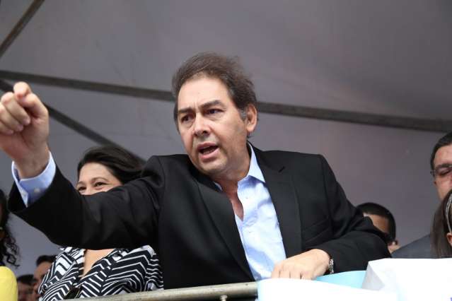 Bernal diz que cidade est&aacute; &quot;quebrada&quot; e vai demitir 3 mil comissionados
