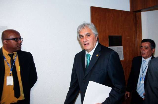 Advogado de Delc&iacute;dio diz que vai pedir afastamento de Renan