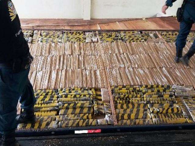 Carreta com cerca de uma tonelada de maconha &eacute; apreenda pela PM