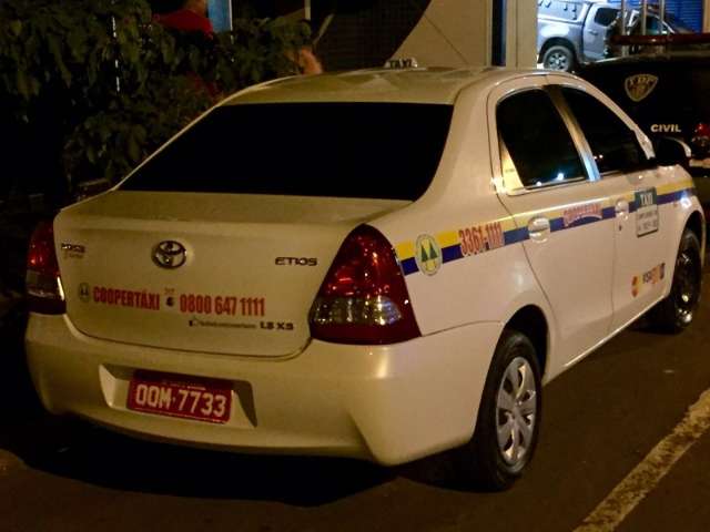Bandidos desistem de levar carro ap&oacute;s taxista conseguir fugir de assalto