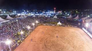 Palco lotado na arena da Festão do Peão na cidade de Cassilândia em 2018 (Foto: Maurício Paulino)