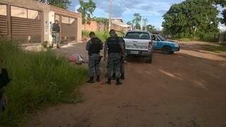 Policiais do Batalhão de Choque isolaram a área onde corpo foi encontrado. (Foto: Divulgação PM/MS)