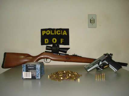  Após perseguição, dupla é presa com rifle, pistola e munições
