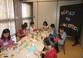 As atividades artísticas e de recreação são elaboradas e monitoradas pela equipe da Biblioteca Isaías Paim. 