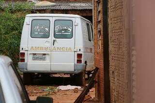 Ambulância na casa da garota no dia que ocorreu o acidente. (Foto: Marcos Ermínio) 