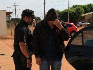 Jucinez dos Santos Rais, investigado na Operação Grãos de Ouro, ao chegar em presídio (Foto: Maria Pacheco)
