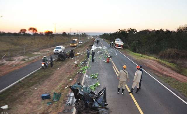 Trator fica totalmente destru&iacute;do ap&oacute;s colis&atilde;o com caminhonete na BR-359