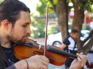 Ricardo é uma &quot;respiro&quot; na trilha sonora caótica da cidade grande, também com o violino. (Fotos: André Bittar)
