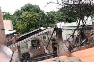 Após o incêndio, a estrutura da casa precisou ser derrubada pelo corpo de bombeiros (Foto: Henrique  Kawaminami)