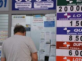 Apostador em lotérica da Capital às vésperas de sorteio. (Foto: Kisie Ainoã) 