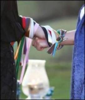 Chamado “Handfasting” (atar as mãos), a cerimônia amarra as mãos dos noivos como símbolo da união pagã. 