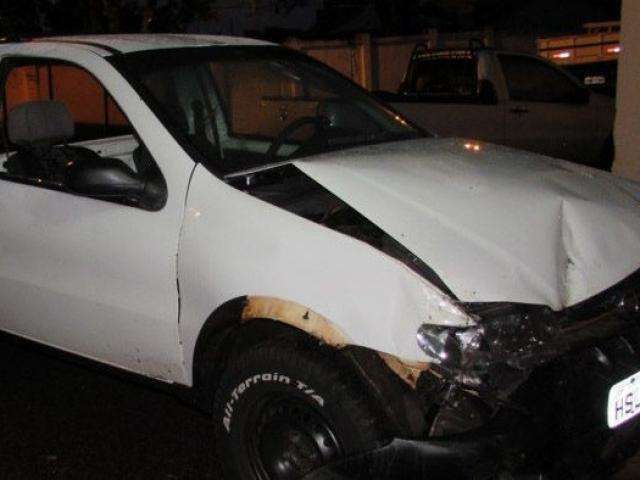 Dupla furta 58 celulares e escapa da pol&iacute;cia ao pular de carro em movimento