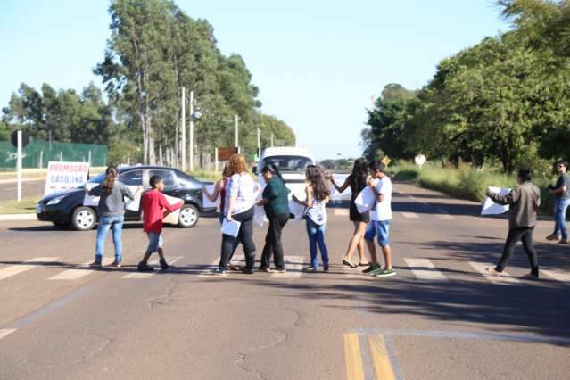 Alunos e moradores protestam por sinaliza&ccedil;&atilde;o na frente de universidade