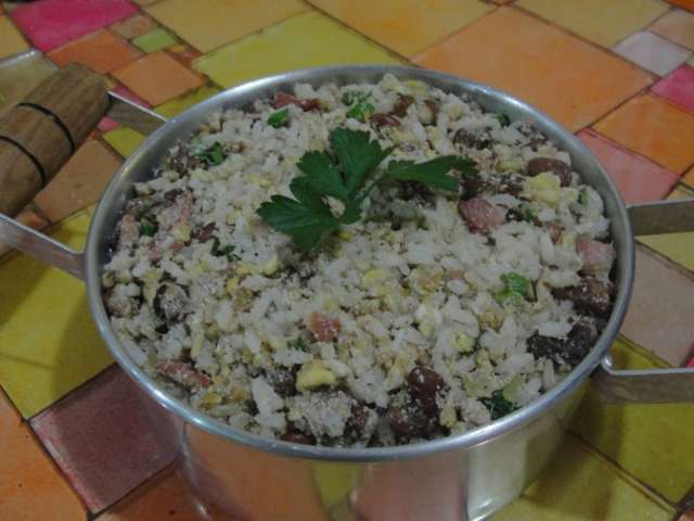 P&atilde;o com lingui&ccedil;a e comida mineira se &uacute;nem a ingrediente pantaneiro em petiscaria