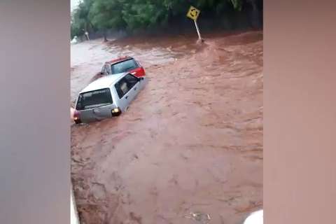 Córrego Segredo toma conta de rotatória e mulher sobe no próprio carro