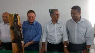Ministro Blairo Maggi (com o jacaré na mão), governador e o prefeito de Corumbá Ruiter Cunha (PSDB) (Foto: Assessoria da Semagro/Divulgação)