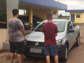 Dupla informou que havia locado carro para ir a Corumbá, mas checagem confirmou registro de subtração do veículo. (Foto: PRF/Divulgação)