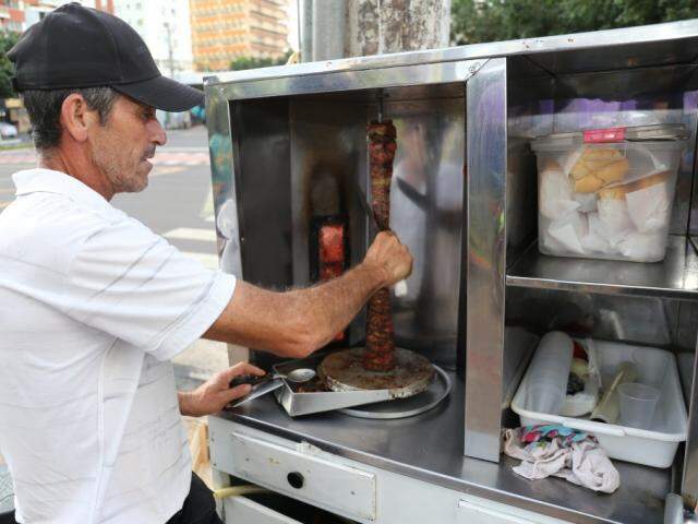 Espetinho de churrasco grego é fácil de preparar; veja a receita