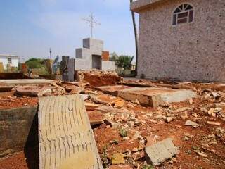 Túmulo foi completamente destruído no Cemitério Santo Amaro (Foto: André Bittar)