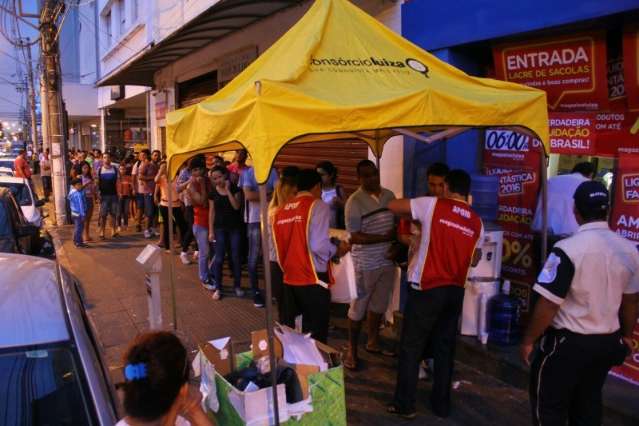 Queima de estoque atrai consumidor, mas fila acaba mais cedo