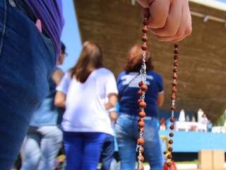 Fiel segura terço para acompanhar as orações na Praça do Radio (Foto: André Bittar)