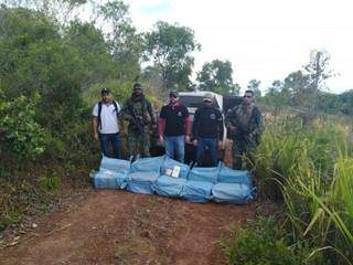 Agentes da Senad e soldados paraguaios com os fardos de cocaína encontrados abandonados (Foto: Divulgação)