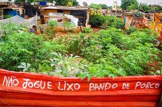 Mais puxão de orelha que recado, na favela também tem regra e organização. (Foto: Marcos Ermínio)