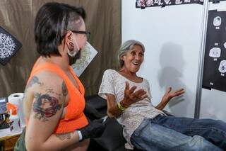 Irene disse que não doeu tatuar o pescoço e pretende fazer mais tatuagem (Foto: Henrique Kawaminami)