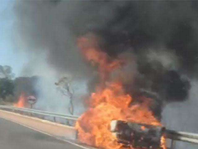 Ve&iacute;culo pega fogo e fica completamente destru&iacute;do na BR-163