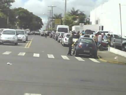  Motoristas estacionam em calçada próximo à Av. Eduardo Elias Zahran