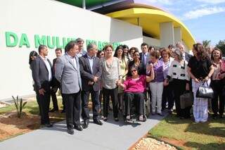 Dilma, governador e autoridades pousam para foto durante inauguração da Casa da Mulher ontem (Foto: Marcos Ermínio)