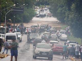 Córrego Bonito transbordou e prejudicou acesso à cidade. (Fotos: Jabuti Câmera Pro)