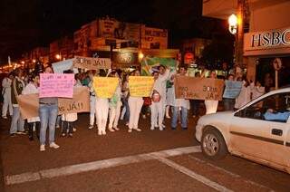 Enfermeiros protestam nas ruas de Dourados por melhores condições de trabalho (Foto: Dourados Agora)