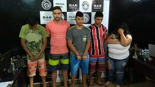 Os cinco presos na operação desta quinta-feira em Dourados (Foto: Adilson Domingos)