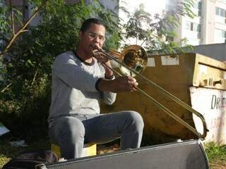 Ao ar livre, ele toca música popular e erudita (Foto: Kisie Ainoã)