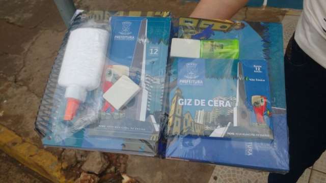 Escola diz que caso &eacute; isolado e m&atilde;e recebe novo kit de material escolar